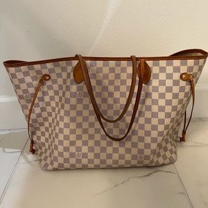 Authentic Louis Vuitton Neverfull GM with pouchette and bottom protector!